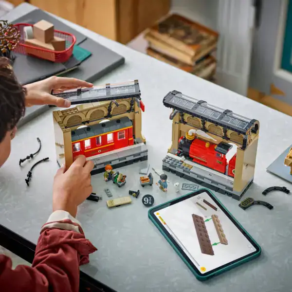 LEGO® Harry Potter Hogwarts Express Book Nook - Image 5