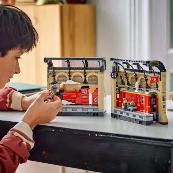 LEGO® Harry Potter Hogwarts Express Book Nook - Image 2