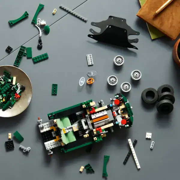 LEGO Icons Jaguar E-Type - Image 3