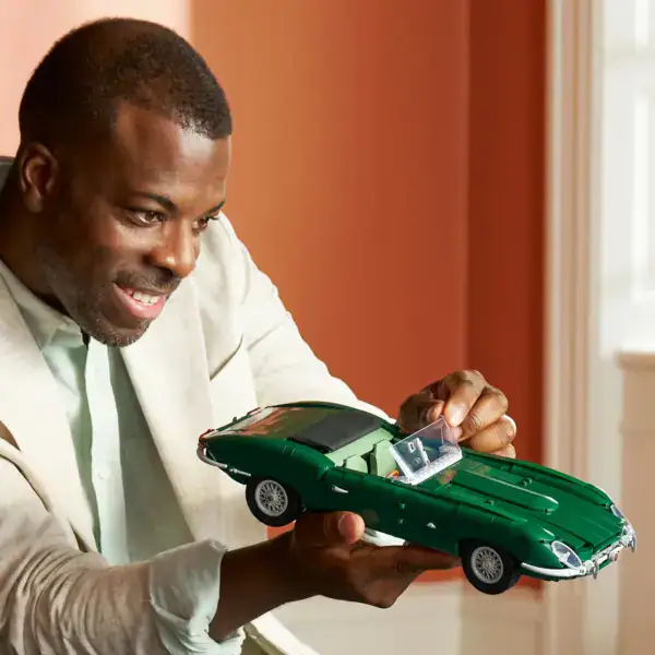 LEGO Icons Jaguar E-Type - Image 2