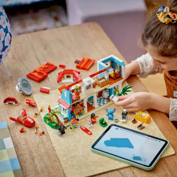 LEGO® Disney Lilo and Stitch Beach House - Image 4