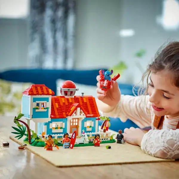 LEGO® Disney Lilo and Stitch Beach House - Image 3