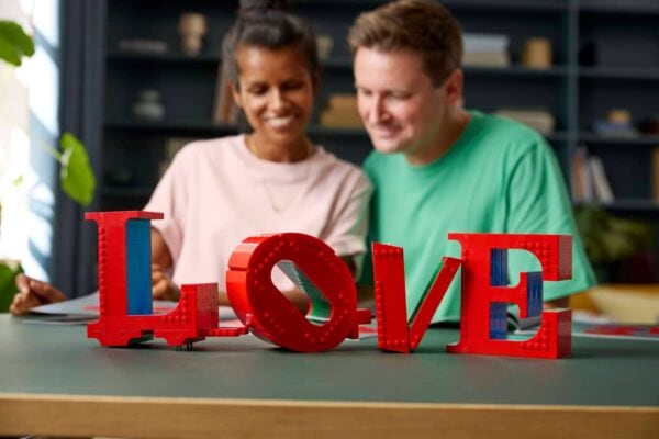 Lego Art LOVE Robert Indiana Sculpture Set - Image 5