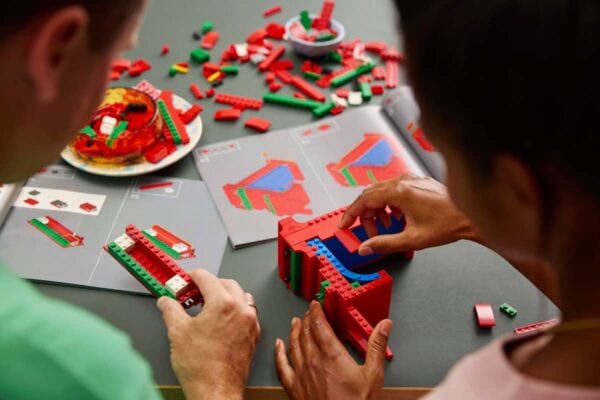 Lego Art LOVE Robert Indiana Sculpture Set - Image 4