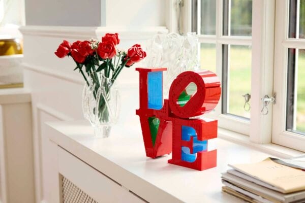 Lego Art LOVE Robert Indiana Sculpture Set - Image 3