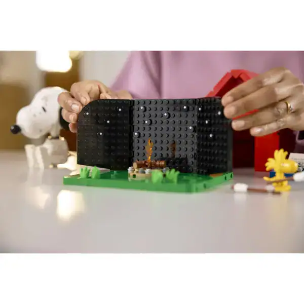 LEGO Ideas Peanuts Snoopy’s Doghouse - Image 3