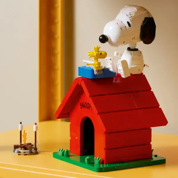 LEGO Ideas Peanuts Snoopy’s Doghouse - Image 2