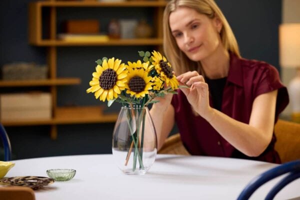 LEGO Botanicals Sunflower Bouquet - Image 5