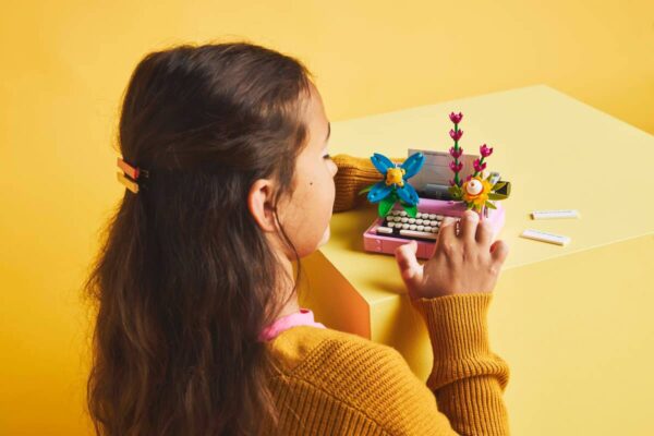 LEGO Creator Typewriter with Flowers 3-in-1 - Image 7