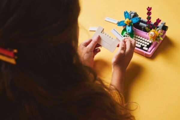 LEGO Creator Typewriter with Flowers 3-in-1 - Image 6