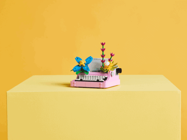LEGO Creator Typewriter with Flowers 3-in-1 - Image 4